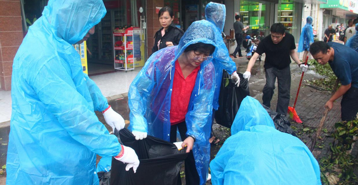 軍民聯(lián)手戰(zhàn)斗 還我美麗椰城 海南省殘聯(lián)黨員干部聯(lián)手子弟兵開展災(zāi)后重建工作
